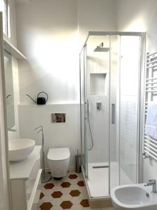 a bathroom with a shower and a toilet and a sink at Elegante appartamento in centro in Milan