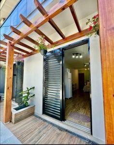 a house with a large glass door with a patio at Espaço da Zilda in São José