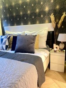 a bedroom with a bed and a wall with stars at Apartamenty Kielce- Apartament Zacisze -Komfort przy Baseny Tropikalne, faktura, parking, centrum in Kielce