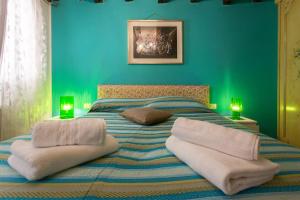 a bedroom with a large bed with green walls at San Marco Comfort in Venice