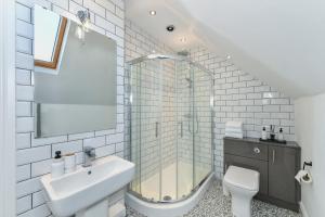 a bathroom with a shower and a sink and a toilet at Elegant Finish 1 Bedroom Apartment in the Heart of West Bridgford in Nottingham