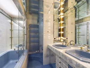 een badkamer met 2 wastafels, een bad en een tubermott bij Appartement Montvalezan-La Rosière, 4 pièces, 8 personnes - FR-1-398-641 in Montvalezan