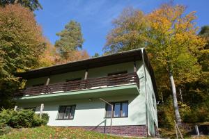 een appartementencomplex met bomen op de achtergrond bij Chata Bystřička in Velká Lhota