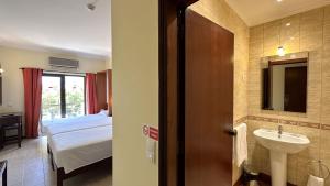 Ліжко або ліжка в номері Hotel Avenida Praia