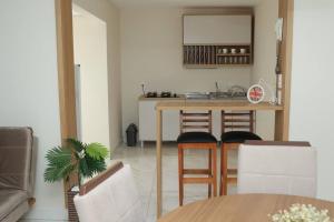 a kitchen with a table and chairs in a room at Apartamento na região céntrica in Foz do Iguaçu