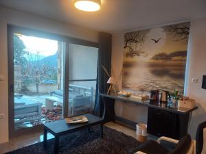 sala de estar con ventana grande y mesa en Konstantina en Ambelókipoi