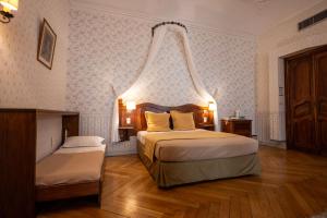 - une chambre d'hôtel avec 2 lits dans l'établissement Cit'Hotel Sphinx - Hotel, à Montélimar