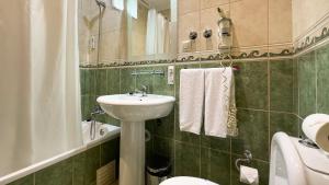 Ванна кімната в Hotel Avenida Praia