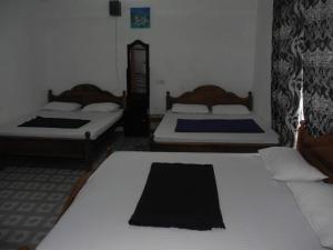 two beds in a room with two beds sidx sidx sidx at Ohiya Jungle resort in Ohiya