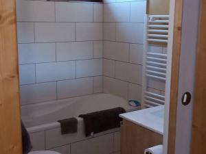 Koupelna v ubytování Appartement Saint-Jean-d'Aulps, 3 pièces, 6 personnes - FR-1-573-72