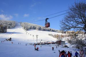 un grupo de personas en una pista de esquí con remonte en Nichtraucher-Fewo-Ebert-Green, en Neudorf