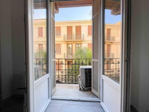 een open deur met uitzicht op een gebouw bij Le provence in Beausoleil
