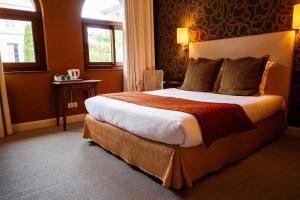 モンテリマールにあるCit'Hotel Sphinx - Hotelのホテルルーム内のベッドルーム1室(大型ベッド1台付)