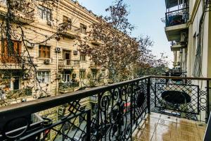 uma varanda em frente a um edifício em Malakan Garden Apartment em Baku
