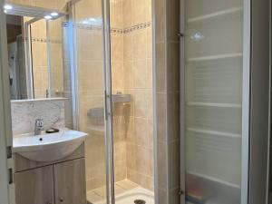 Kúpeľňa v ubytovaní Appartement cosy avec terrasse et garage à deux pas des pistes ! - FR-1-548-24 + 3 fotografie
