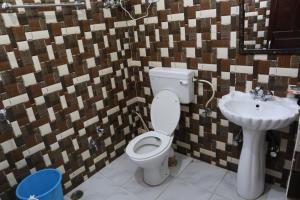 ein Bad mit einem WC und einem Waschbecken in der Unterkunft Sunrise home stay in Khajjiar 