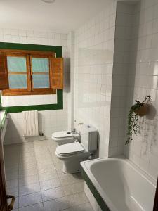 a bathroom with a toilet and a bath tub at VILLA en PLAYA LIMENS in Cangas de Morrazo