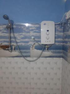un soffione doccia in un bagno con parete di Ohiya Jungle resort a Ohiya