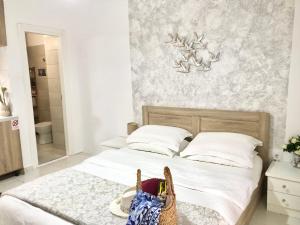 アテネにあるMon Apartment Edem beach Faliroのベッドルーム1室(バスケット付きのベッド1台付)