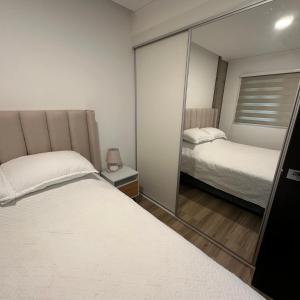Llit o llits en una habitació de Departamento en la playa Mar Adentro para 4 personas