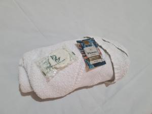 a towel with a hat on top of it at Hotel Beira Rio Aquidauana in Aquidauana