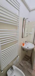 y baño con aseo y lavamanos. en Appartamento La Francigena, en Piacenza