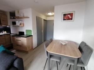 ein Wohnzimmer mit einem Tisch und einer Küche in der Unterkunft Appartement Saint-François-Longchamp, 2 pièces, 4 personnes - FR-1-635-95 in Saint-François-Longchamp
