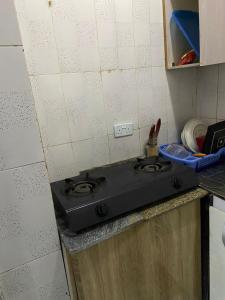 eine Küchentheke mit einem Kochfeld in der Küche in der Unterkunft MJ Apartments in Lekki