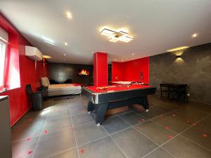 a living room with a pool table and a bed at Le Confiden'spa Loft 55m2 Jacuzzi - Billard - Cheminée - Terrasse in Hoenheim