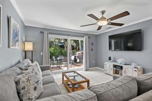 sala de estar con sofá y TV de pantalla plana en Island House 131, en Hilton Head Island