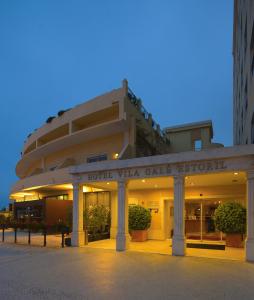 a hotel villa gateset with a building at Vila Galé Estoril in Estoril