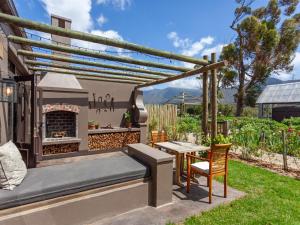 un patio con mesa y chimenea en Rivergate Guest Farm, en Stanford
