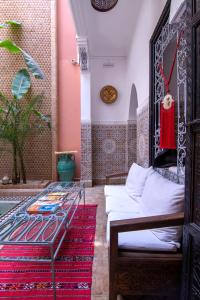 Sala de estar con cama y mesa en Riad Hugo, en Marrakech