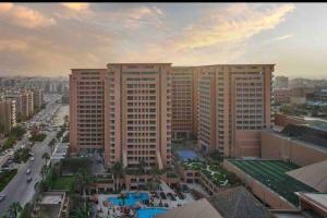 une vue aérienne sur une ville avec de grands bâtiments dans l'établissement Amazing Apartment Overlooking CityStars, au Caire