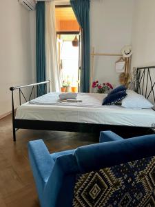 1 dormitorio con 1 cama y 1 silla azul en Guest House Third Floor en Tiflis