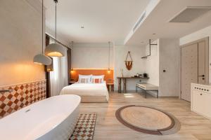 ein Badezimmer mit einem Bett und einer Badewanne in einem Zimmer in der Unterkunft Casa Sur Antalya in Antalya