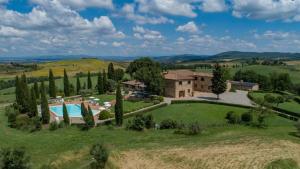 - une vue aérienne sur une villa dotée d'une piscine sur une pelouse verdoyante dans l'établissement Villa Boscarello 17, à Trequanda