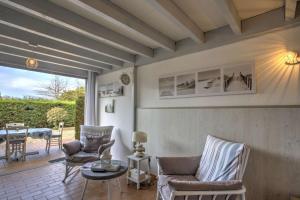 a living room with chairs and a table and a patio at Biscarrosse Lac duplex 4 personnes classé 1 étoile in Biscarrosse