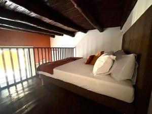 ナポリにあるCasa Donnareginaのベッドルーム1室(白いシーツと枕のベッド1台付)