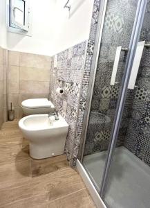 ナポリにあるCasa Donnareginaのバスルーム(トイレ、シャワー付)