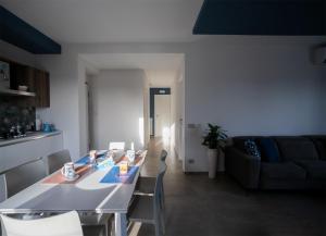 ein Wohnzimmer mit einem Tisch und einem Sofa in der Unterkunft sea&sun in Pozzallo