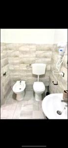un bagno con un water e un lavandino di Neapolis center2 a Napoli Altre 14 foto