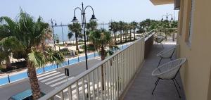 balcone con sedie e vista sulla piscina di sea&sun a Pozzallo