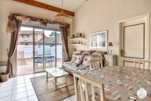 un salon avec un canapé et une table dans l'établissement Biscarrosse Duplex classé 2 étoiles avec parking privatif pour 6 personnes, à Biscarrosse