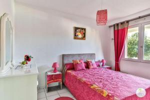 - une chambre avec un lit rose et des oreillers roses dans l'établissement Biscarrosse Duplex classé 2 étoiles avec parking privatif pour 6 personnes, à Biscarrosse