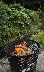 een grill met wat eten erop bij Chata Sára in Janske Lazne