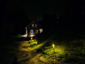 揚斯凱拉茲涅的住宿－Chata Sára，夜晚的房子,前面有灯