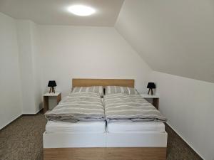 扬斯凯拉兹涅Chata Sára的一间设有两盏灯的房间的一张白色床 更多25张照片