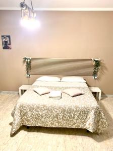 Neapolis center2 tesisinde bir odada yatak veya yataklar