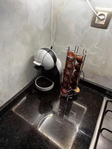 um lavatório de cozinha com um secador de cabelo e uma batedeira em Appartement Bella vista em Cabo Negro